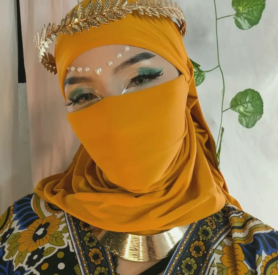 Nicole, 28