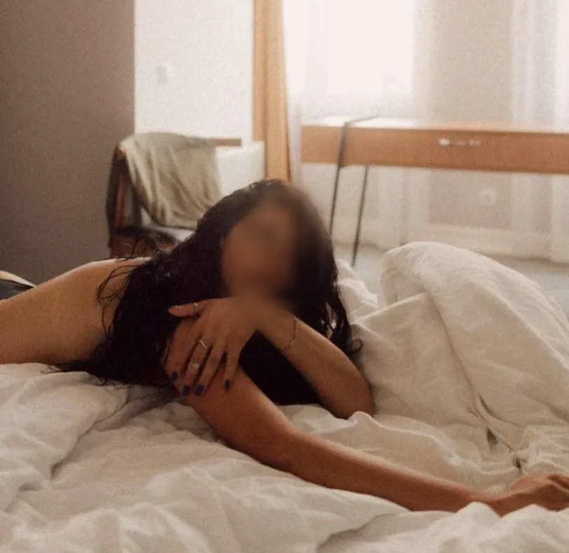 Özlem, 24